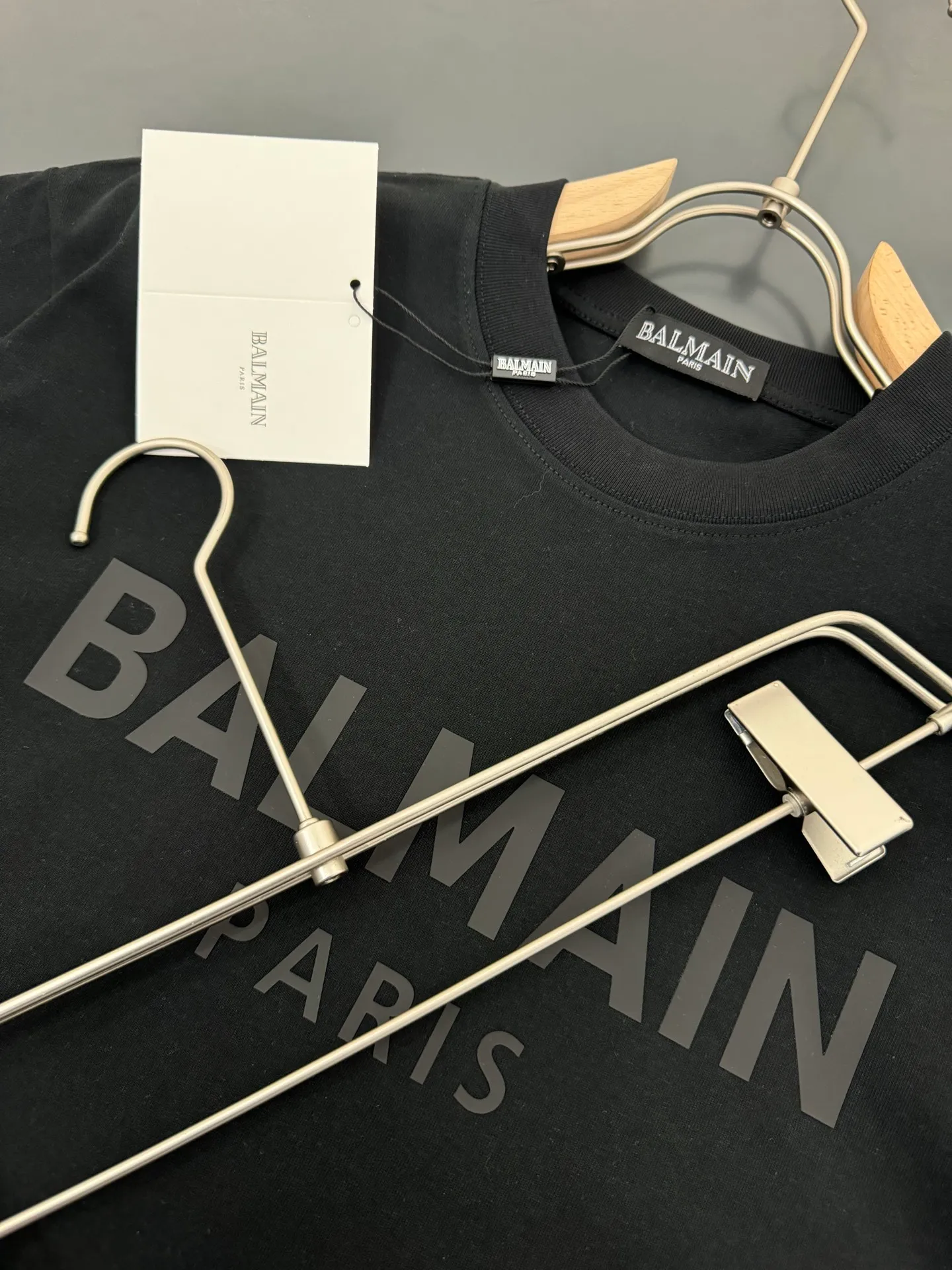 Balmain Balmain g-gram heavy cotton t-shirt thick Breathable loose fit Silicone process logo design Spring and summer New Arrival round neck fashionable short-sleeved t-shirt Comfortable against the skin, durable and easy to wear The original craftsmanship is meticulous, a must-have for casual Versatile Color: Black White Sizes: S M L XL XXL